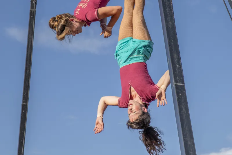 Deux femmes acrobates en suspension.