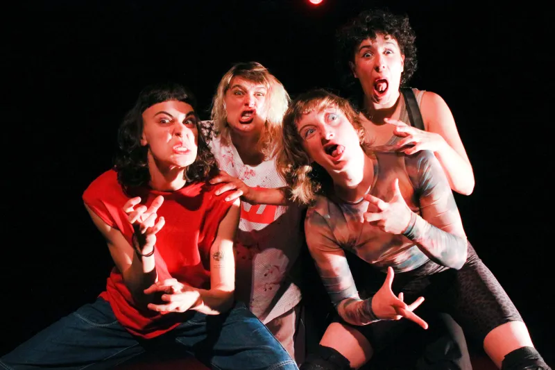 Photographie de quatre comédiennes qui grimacent