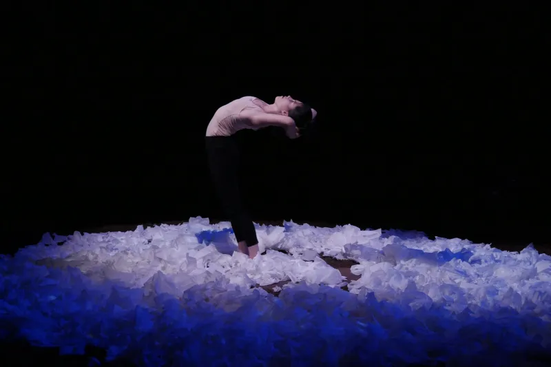 danseuse seule sur scène penchée en arrière