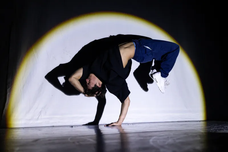 Photo d'un danseur en pleine figure