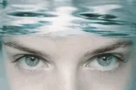 Visage d'une femme sous l'eau
