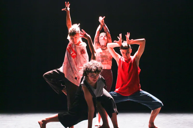 4 danseuses qui grimacent les bras en l'air