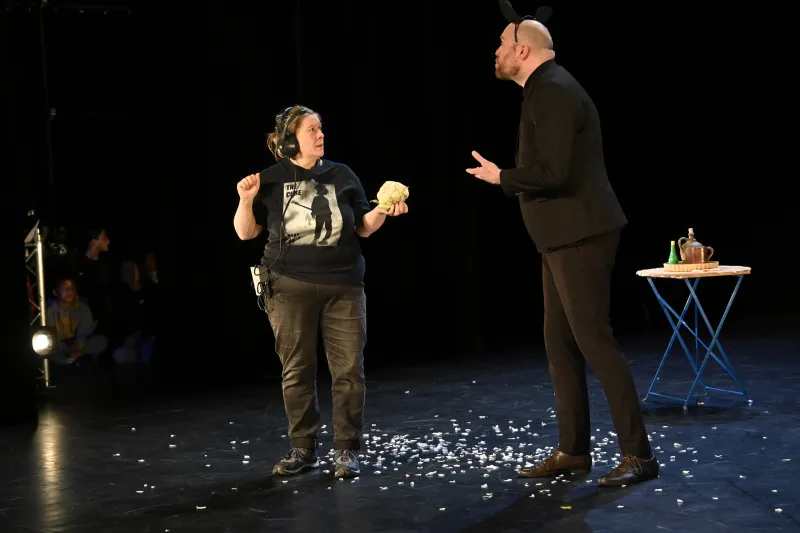 Une comédienne donnant un chou-fleur à un comédien