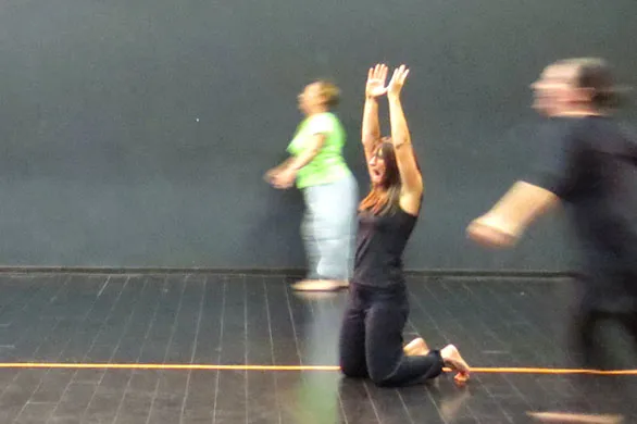 3 personnes qui crient sur une scène de théâtre
