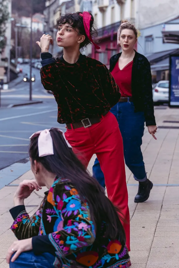 Trois comédiennes dans la rue