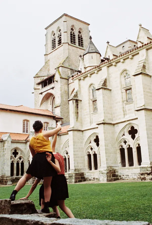 Les comédiennes devant une église