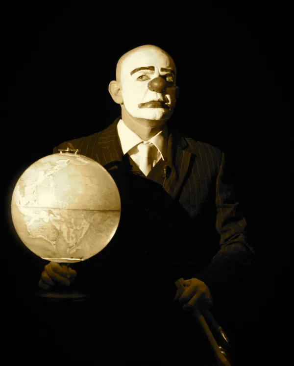 Un clown avec un globe terrestre