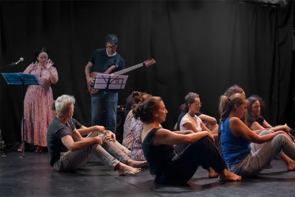 Photo d'un groupe de personnes assises par terre