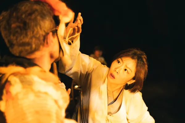 Photo de deux comédiens en train de performer