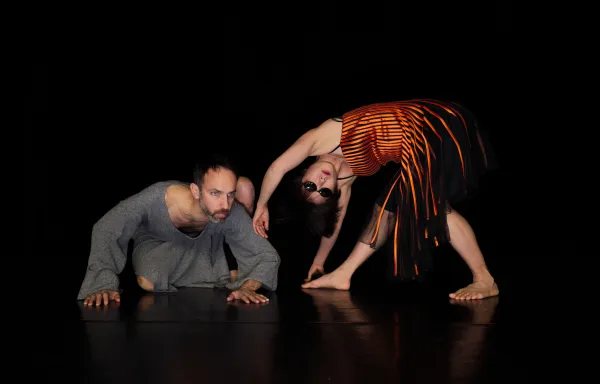 Photo de deux comédiens en train de performer