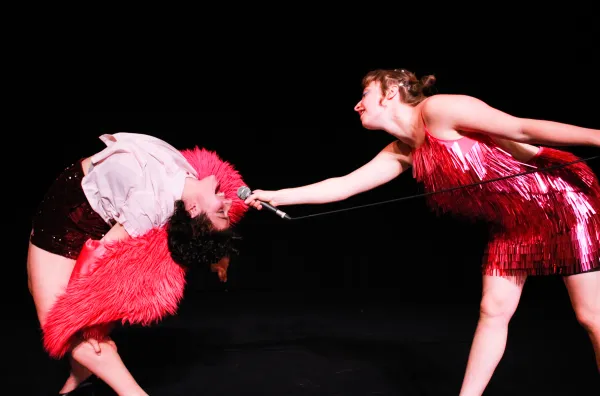 Photo de deux comédiennes en tenues rouges